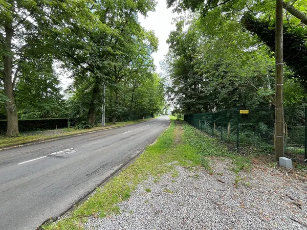 Namur, avenue du Milieu du Monde avec l'emprise du tramway à droite (lignes 3, 5 et 7).