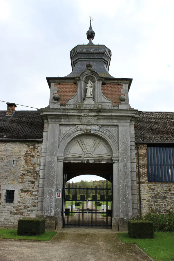 Le porche d'entrée de l'ancienne Abbaye de Grandpré