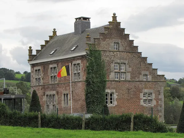Ferme-château de Crawhez (Crawhez Thimister) Construite en 1551, cette ferme château size dans le hameau de Crawhez fut transformée en…