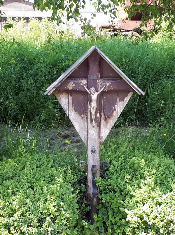Croix Marquet am Bahnhof in Sourbrodt