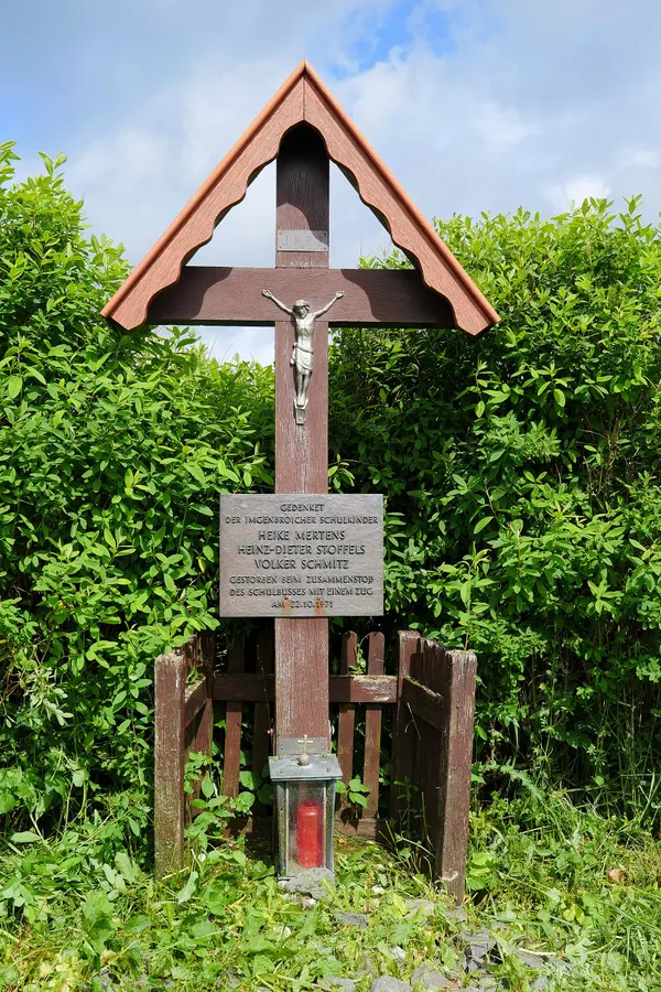 Gedenkkreuz für drei verstorbene Kinder an der Kreuzung Vennbahnweg/Kirschensteinweg bei Imgenbroich.