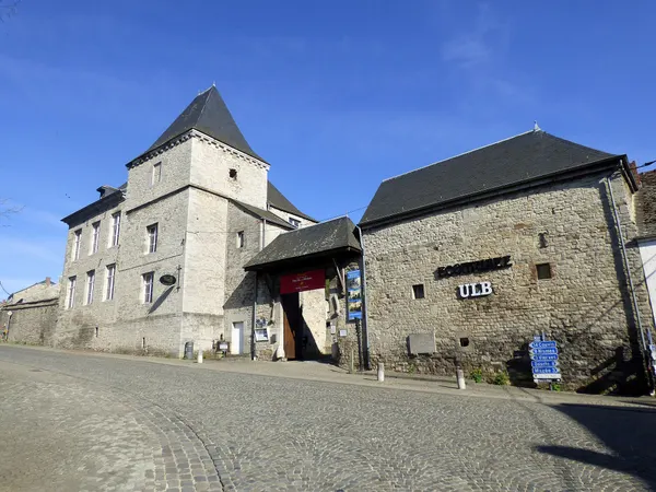 Façade de la ferme-château de Treignes