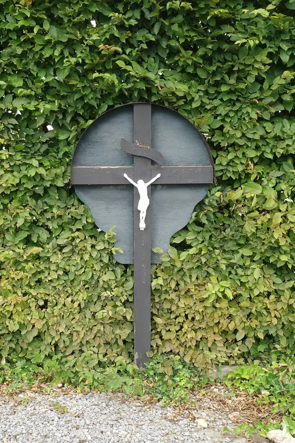 Houten wegkruis langs kwinten in Sint-Martens-Voeren, in juli 2020.