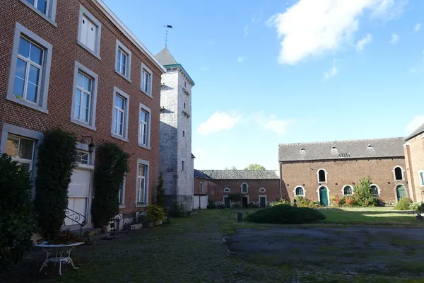 Ferme de la Tour, die dateert uit 1863 met delen uit de 16e en 17e eeuw in Vinalmont (Wanze), ondermeer rechthoekige toren uit de 1ste…