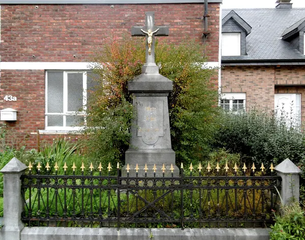 Wegekreuz vor Haus Lichtenbuscher Straße 43a in Eynatten. Inschrift: "Mein Jesus Barmherizigkeit. 1905"