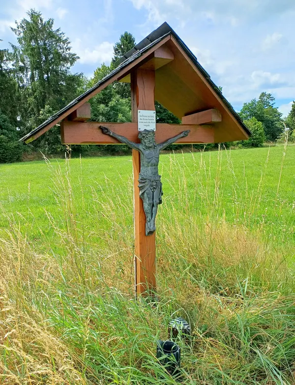 Wegekreuz auf den "Boverij"-Wiesen unterhalb der Vennbahn bei Monschau-Mützenich.