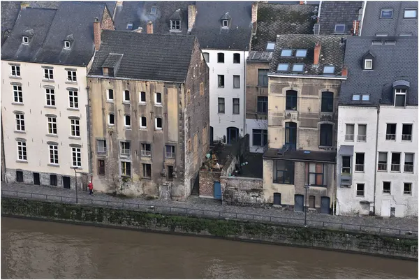 The district is located in the historical part of the Walloon city of Namur, on the banks of the river La Sambre.