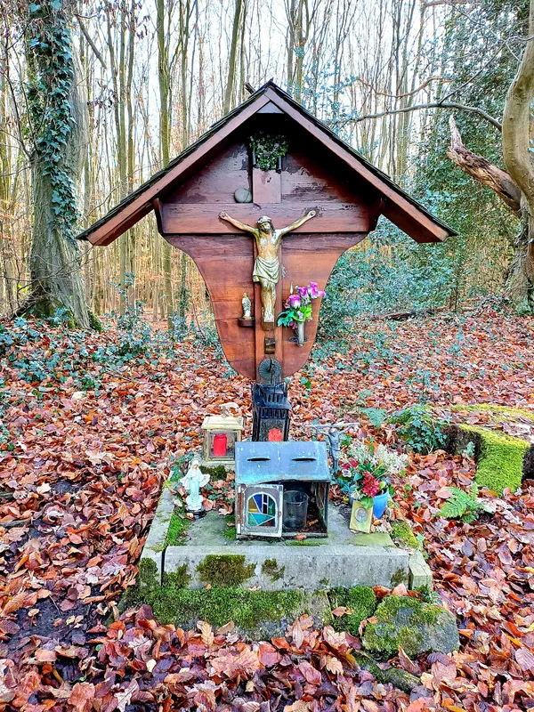 Wegekreuz im Wald bei Kelmis; INRI (Aufschrift über plastischem Korpus)