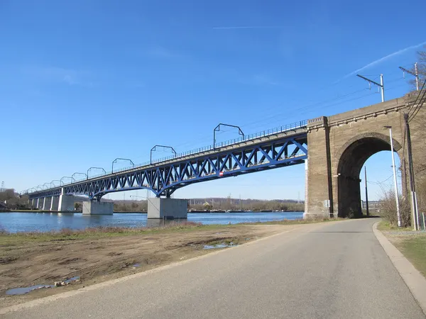 Pont des Allemands (Podul germanilor), un viaduct feroviar peste Meuse în apropiere de Visé, Belgia, pe linia Infrabel 24.