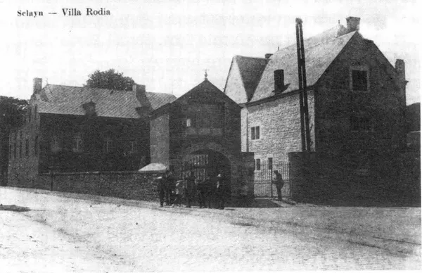 La villa Rodia de la famille Tonglet devant l'ancien hôpital devenu le presbytère.