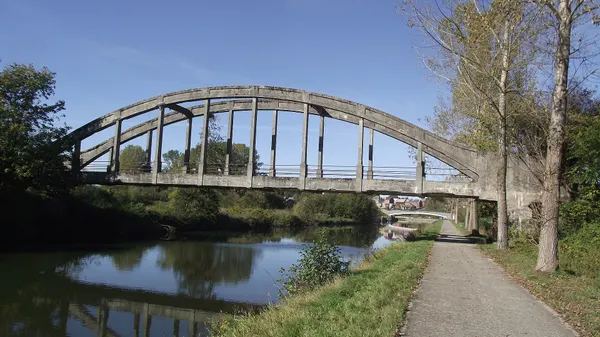 Brug van de buurtspoorweglijn Binche - Bersilles/Montignies over de Samber kanaal.
