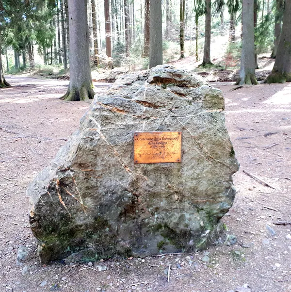 100-Jahres-Stele im Tal der Hoegne. Inschrift: "Centenaire de la Promenade 1899-1999"