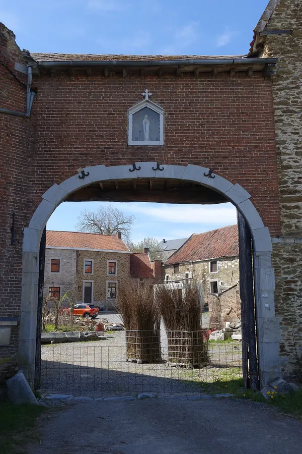 Ferme du Cortil in Hosdent (Braives) vierkantshoeve vroeger kasteelhoeve