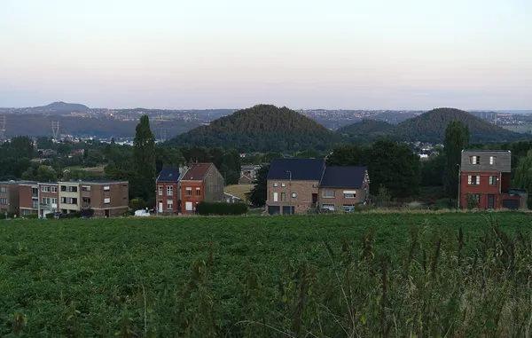 Terrils in Herstal en Luik vanuit Vottem. Petit Bacnure en Bernalmont