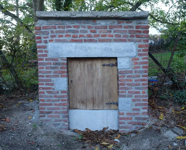 Oude gemeenschappelijke waterput 'Puits de Potales' in Vinalmont (Wanze)
