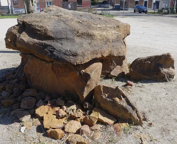 Dolmen Avin (Hannut) original de la ville partenaire Taizé en France