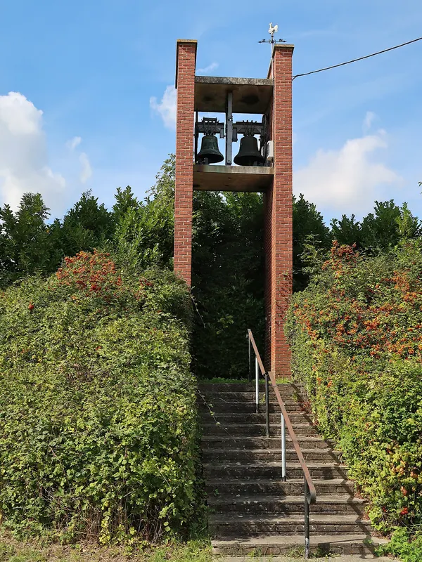 Campanile de l'église/chapelle situé de l'autre côté de la rue dans Abolens (Hannut)