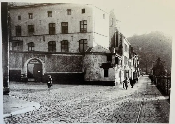 Entrée de la rue de Namur depuis le parvis de la Collégiale, en