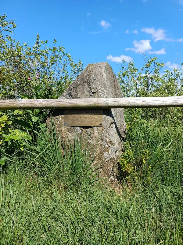 Monument Culot am Fagne Wallone zur Erinnerung an den Forstmeister aus Ofivat Michel Culot (1931-1992)