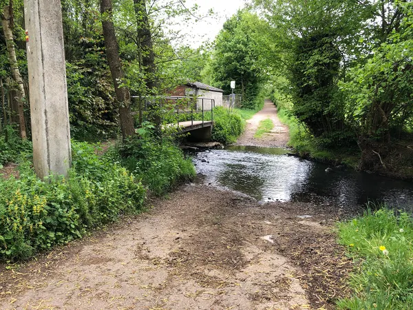 Voorde en bruggetje over de Geul bij Kupfermühle aan de Feldchesgasse in Hauset, in mei 2025.