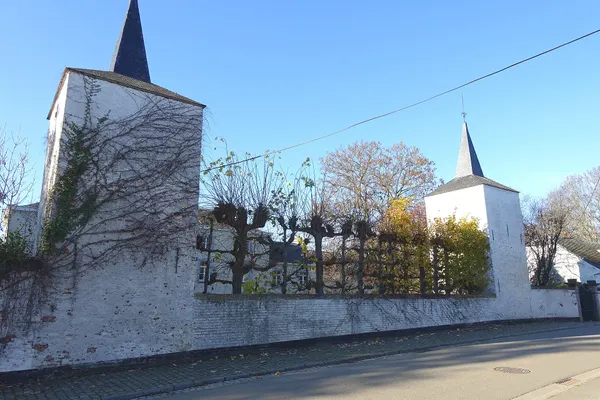 Kasteel van Merdorp (Hannut)ː het kasteel werd gebouwd op de plaats waar voorheen een ouder kasteel stond waarvan de muur met 3…