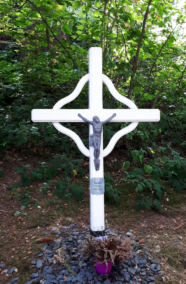 Wegekreuz am Haus Walk 193 an der Talsperrenmauer des Lac de Robertville. Inschrift: "Herbert Servais 1937 - 1997"