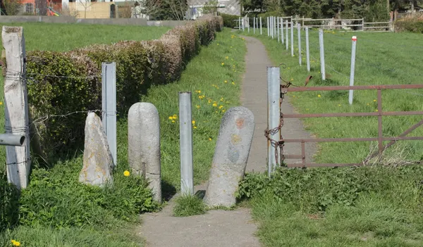 Stiegel auf dem Fußweg Mühlenstrasse Richtung Driesch, Blaustein und Metallstelen, Gesamtansicht mit danebenliegendem Tor