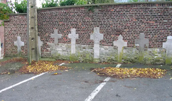 Fléron, Parkplätze bei der Kirche St. Denis mit alten Grabsteinen
