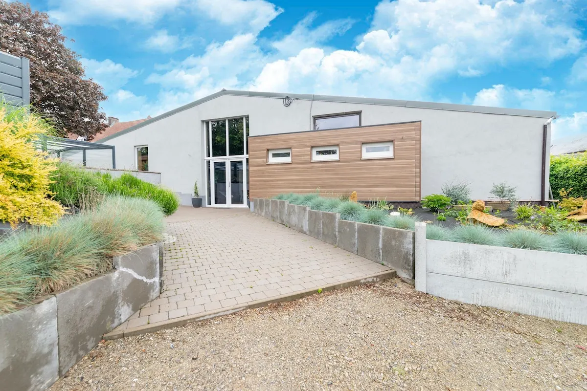 Gite à la ferme avec Piscine intérrieur  sauna et bains à remous in Goesnes
