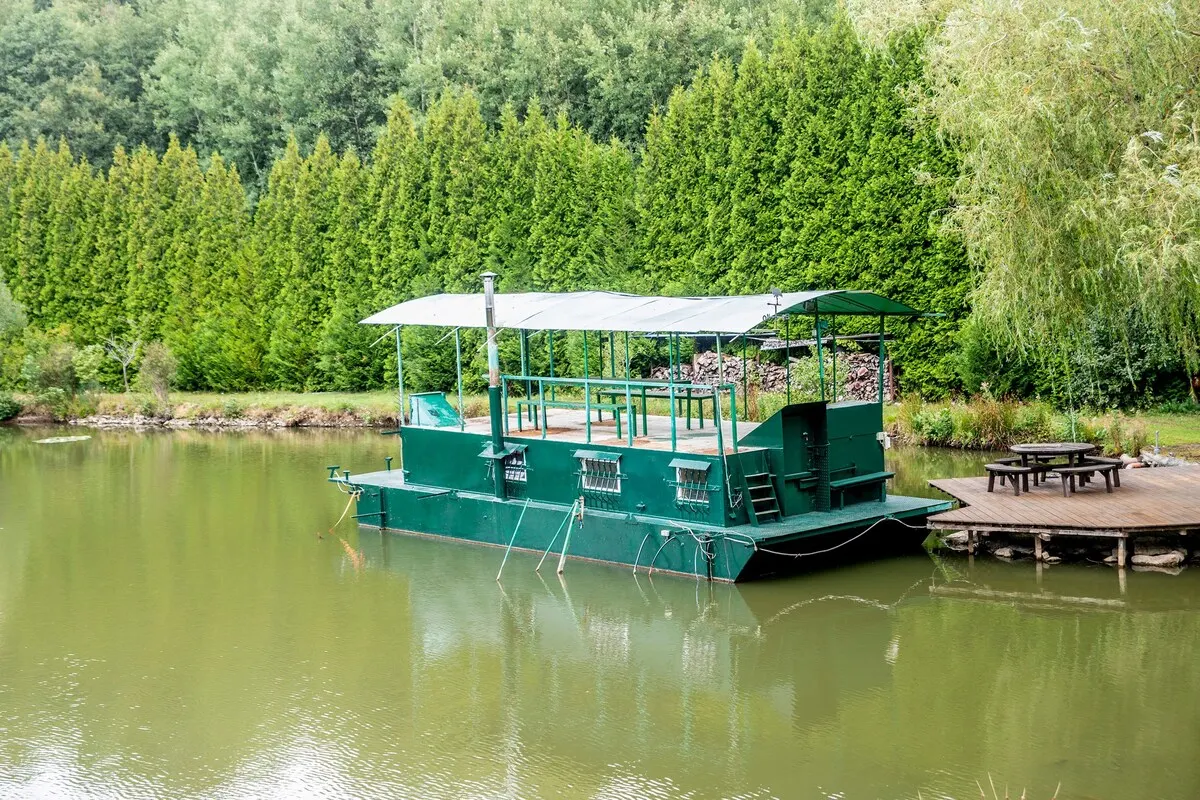 Le Bateau du Lac Privé in Florennes